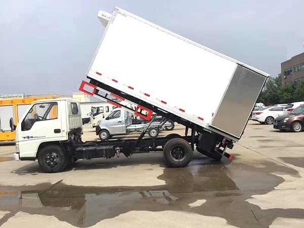江鈴順達(dá)無(wú)害化冷藏車(chē)